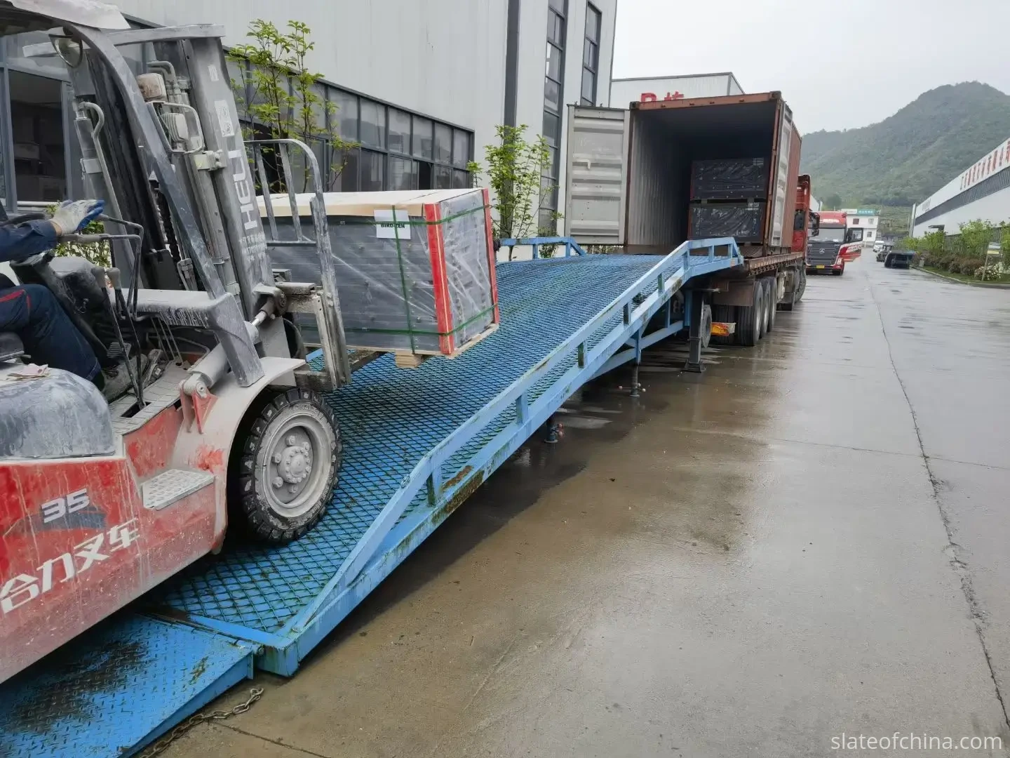 How to Choose a Billiard Slate Manufacturer 6 Forklift loading a wooden crate of billiard slate into a container for export