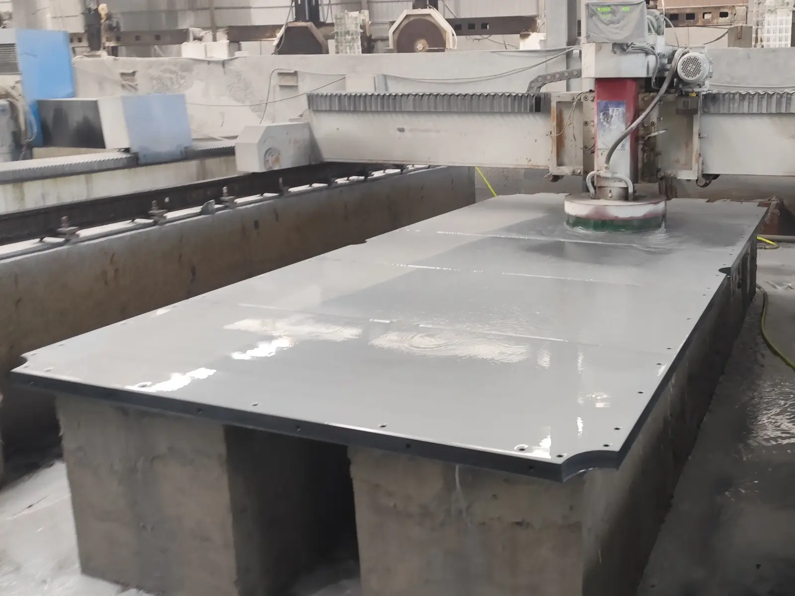 CNC grinding a slate panel surface to ±0.1mm flatness CNC grinding machine precision-flattening the surface of a grey slate billiard panel