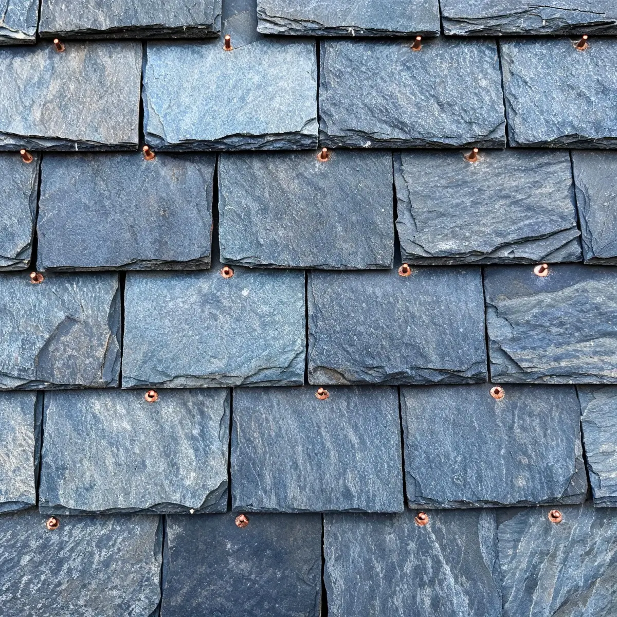 Coastal house in Cornwall with hook-fixed roofing slate overlooking the sea