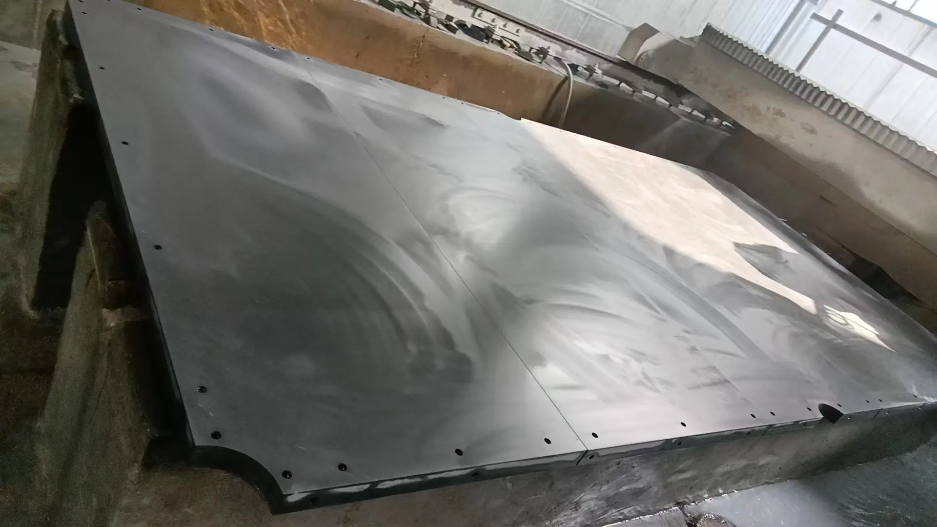 Jiujiang Slate Flatness & Dimensional Stability 4 Three dark grey slate billiard table panels aligned side by side showing seamless joints and a flat continuous surface