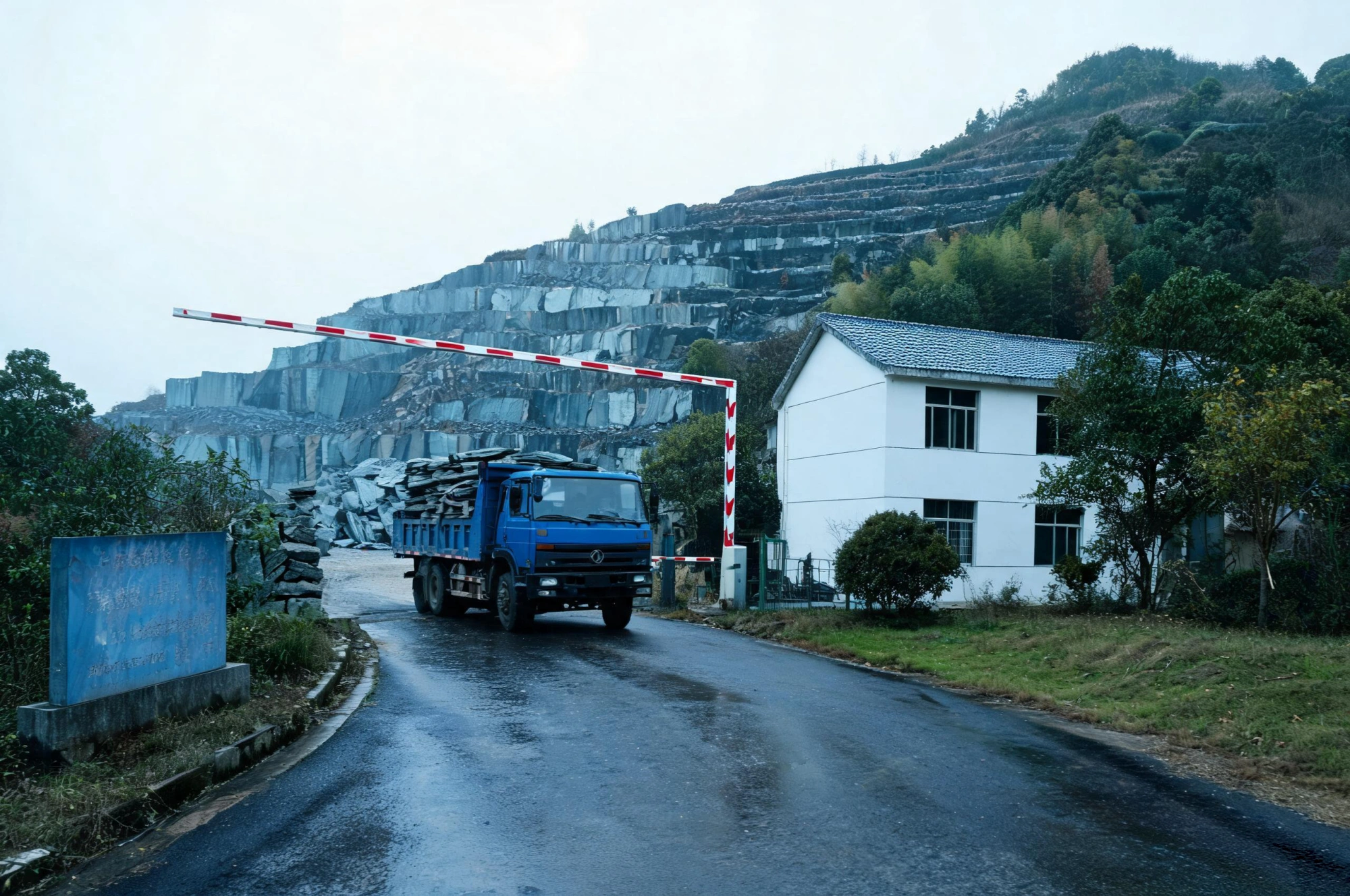 Jiujiang Slate Resources and Quarry Reserves 3 Gatehouse and boundary signage at a licensed slate quarry in the Jiangxi slate belt, with the licence plate posted at the entrance