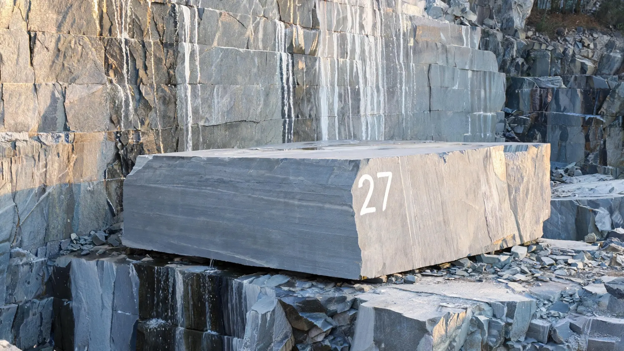 Clean break — the ideal result of controlled slate block extraction Freshly extracted slate block with clean break surface showing natural cleavage plane