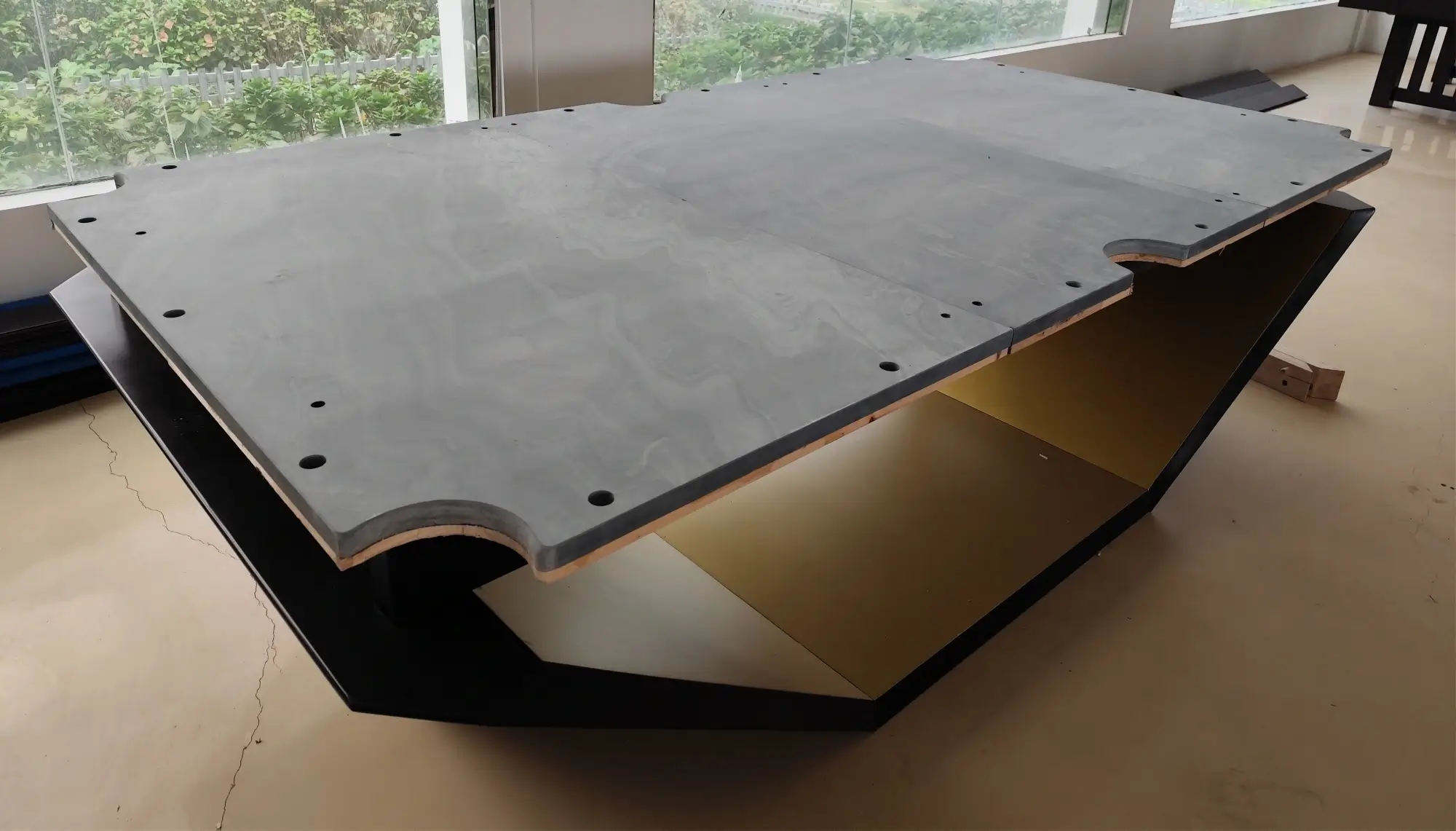 Three-piece slate mounted on a pool table base Three-piece pool table slate assembled on a table base with flush joint lines