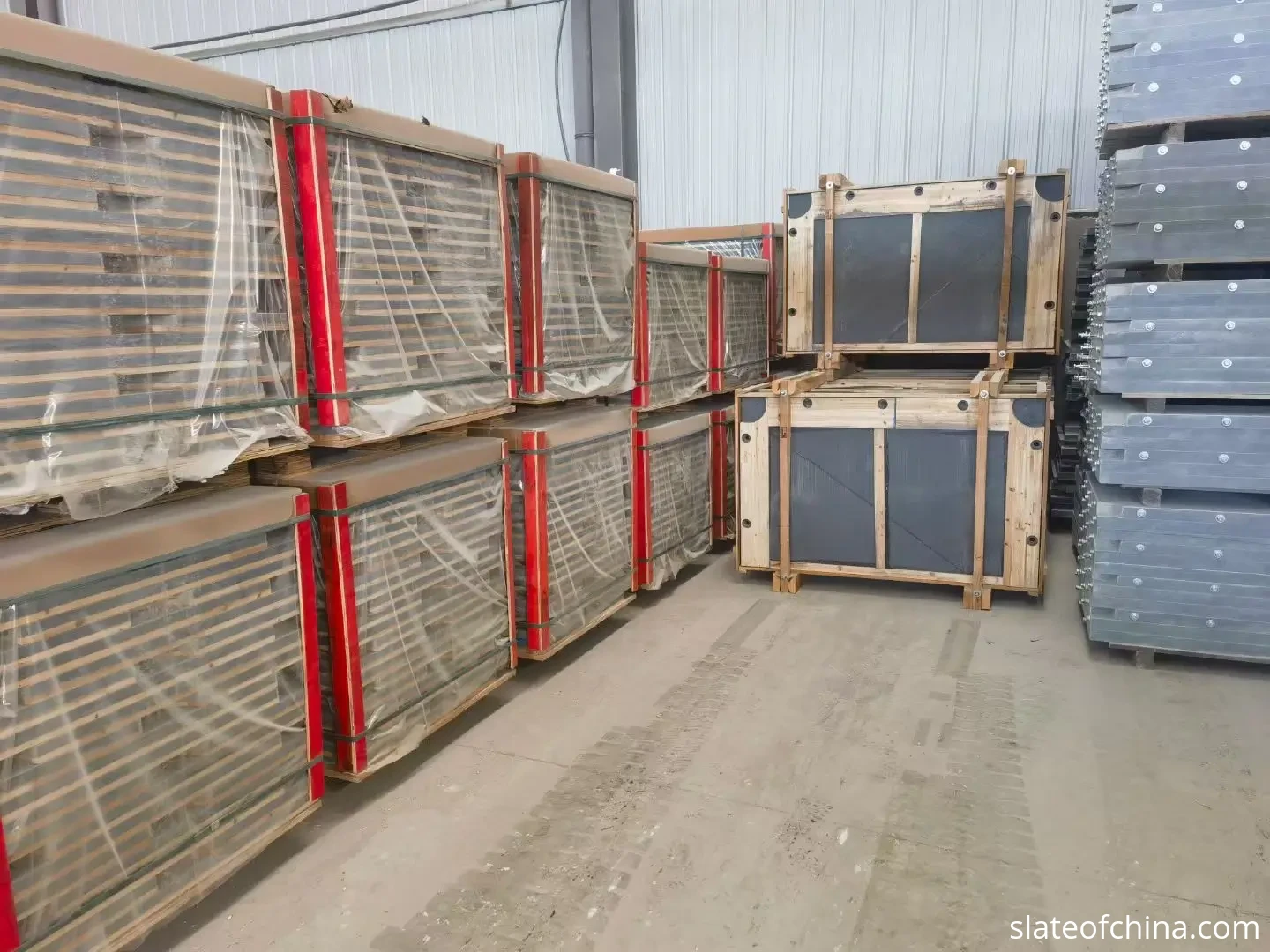 Billiard Slate FAQ 4 Export packing for billiard slate with flat-stacked panels on a wooden pallet, a white foam sheet draped over the stack, corner protectors and strapping bands