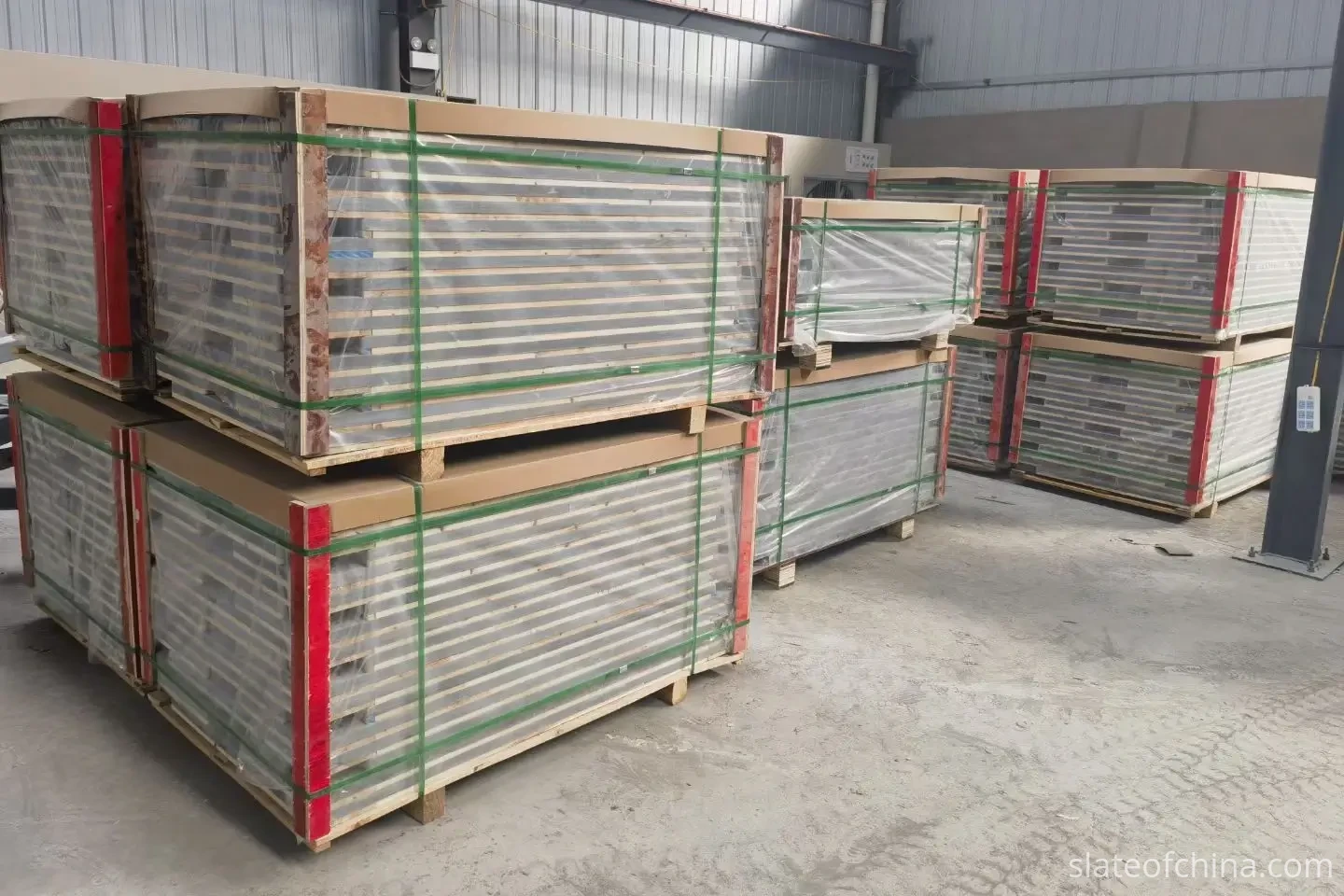 Pallet Export Packing — Billiard Slate Packaging Slate panels stacked flat on wooden export pallets with protective interlayers, corner protectors, stretch wrap and strapping